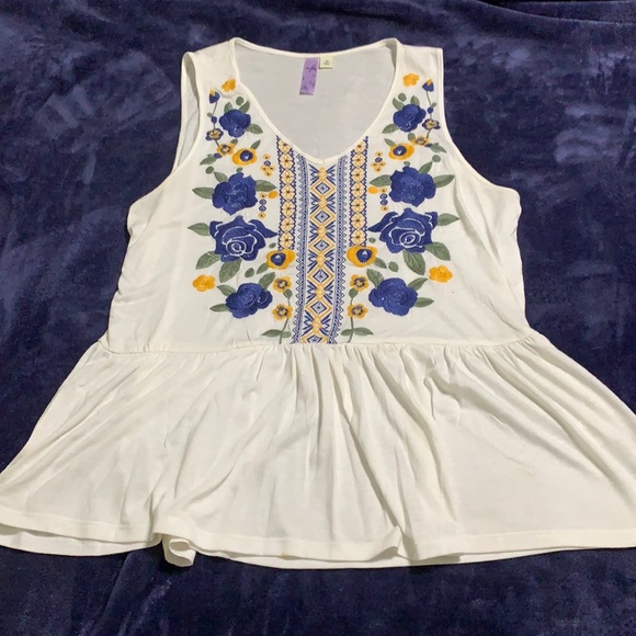 White blouse floral stitching - Picture 3 of 6